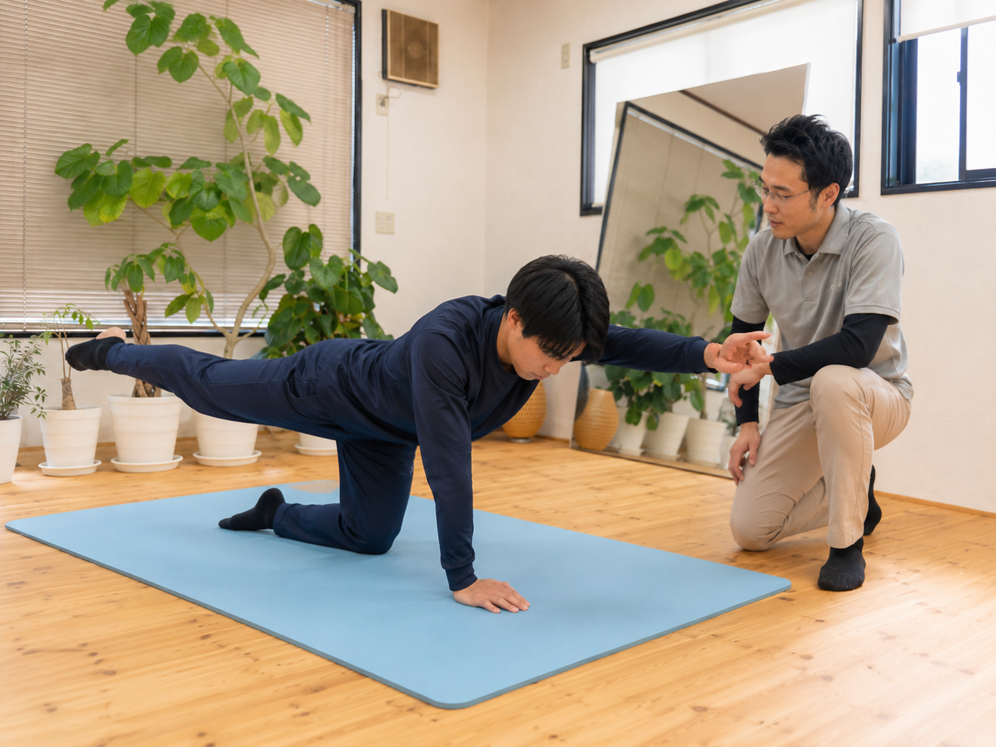学生アスリートが体幹トレーニングを行っている様子