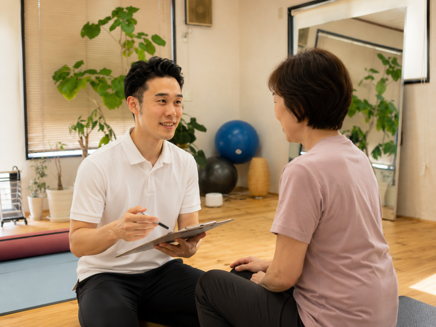 太田市スタジオコンフォートでのパーソナルトレーニング｜身体の動きをマンツーマンで確認している様子